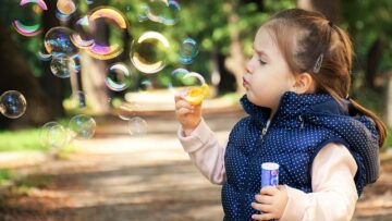 Bobletid for børn - ideer til sjove aktiviteter med sæbebobler i børnehaven og derhjemme