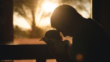 Hvordan en babyrangle kan berolige dit barn og skabe tryghed