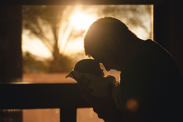 Hvordan en babyrangle kan berolige dit barn og skabe tryghed