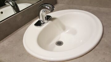 Håndklædevarmer eller radiator: Hvad er bedst til dit badeværelse?